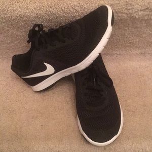 Women’s Nike sneakers. Flex experience RN 6.